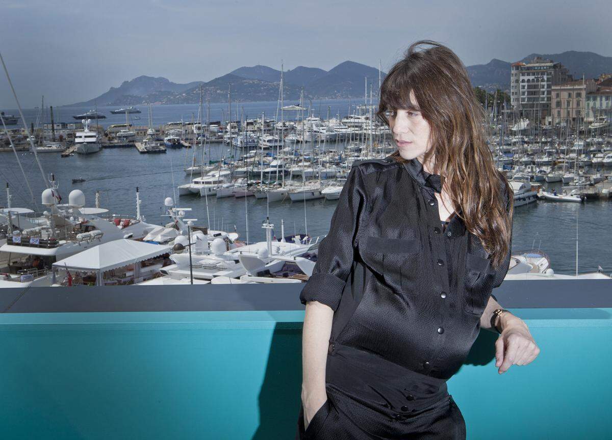 Bauch raus - Charlotte Gainsbourg noch einmal in voller Pracht.