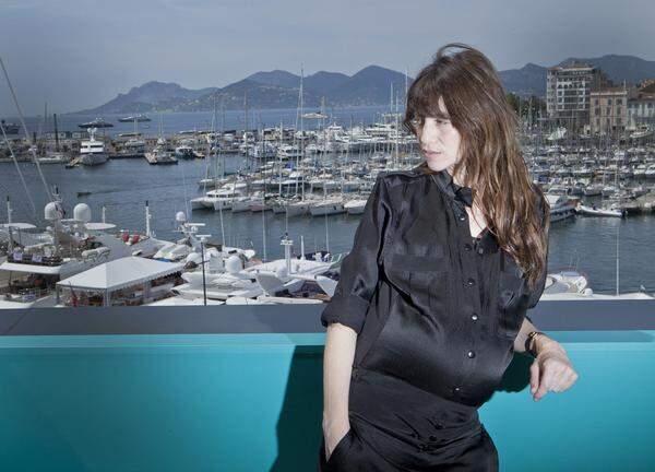 Bauch raus - Charlotte Gainsbourg noch einmal in voller Pracht.