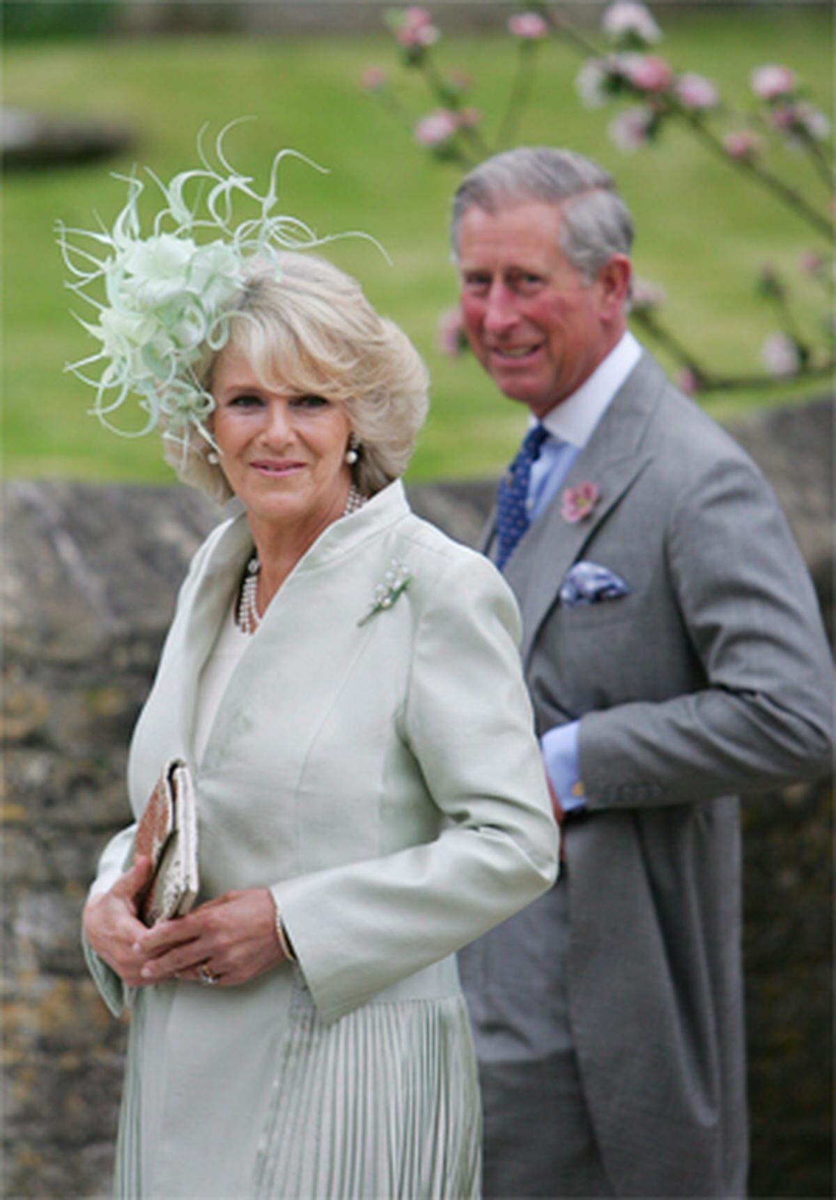 Prinz Charles heiratet seine langjährige Freundin Camilla Parker Bowles. 24 Jahre nach seiner umjubelten Hochzeit mit Lady Diana Spencer - und 19 Jahre nach ihrer Scheidung - verläuft die zweite Eheschließung des britischen Thronfolgers ohne Glanz und Glamour im Standesamt von Windsor.