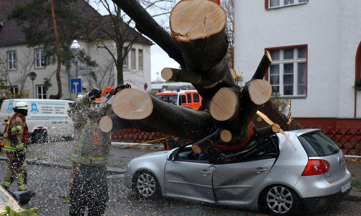 In allen drei Ländern warf der Wind viele Bäume um, die Straßen blockierten und den Verkehr behinderten. Mindestens vier Menschen kamen ums Leben. Mehrere Personen wurden verletzt.