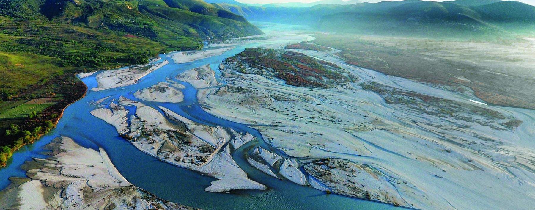 Die ungezähmte Vjosa: Der 272 Kilometer lange Fluss bietet abwechslungsreiche Landschaften von engen Schluchten bis hin zu weiten Tälern, in denen der Fluss mäandert. 