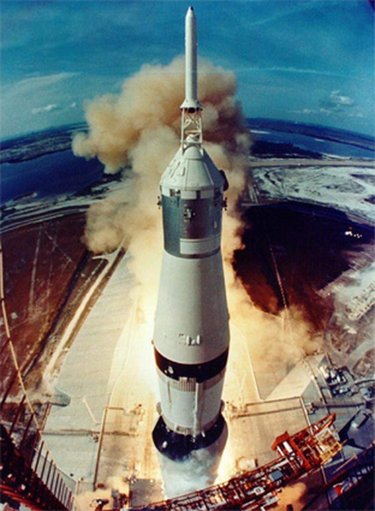 An Bord dieser Rakete vom Typ Saturn V wurde die Besatzung ins All befördert. In der Spitze befand sich das Kommandomodul und "Lunar Module", mit dem zwei der Astronauten auf die Oberfläche des Erdtrabanten befördert werden sollten. Der Start erfolgte am 16. Juli 1969.