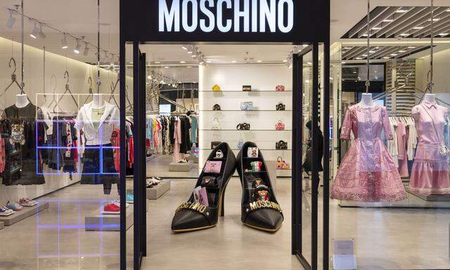Rennes erste Kollektion für Moschino hätte er im Februar 2024 bei der Mailänder Modewoche vorstellen sollen.