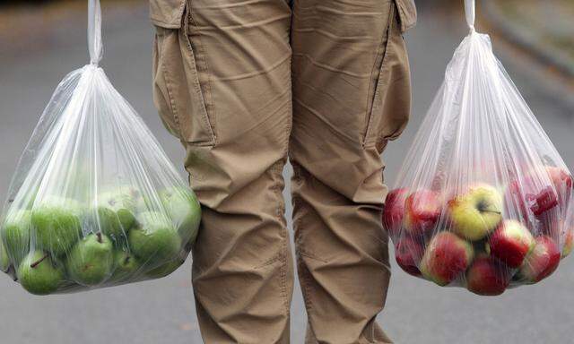 Rewe will nun auch die Obst-und Gemüsesackerl aus dünnem Plastik reduzieren. 