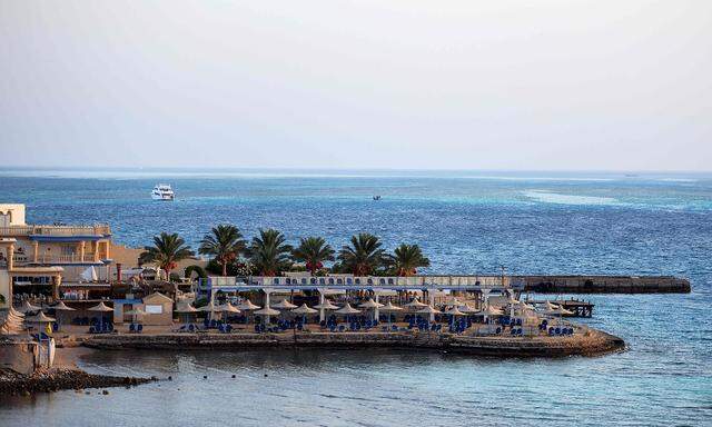 Leere Liegestühle in der "Red Sea Resort City" in Hurghada nach der tödlichen Messerattacke auf zwei deutsche Frauen.