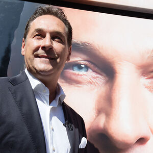 Heinz-Christian Strache2017 - PRAeSENTATION DES WAHLKAMPFBUSSES'
