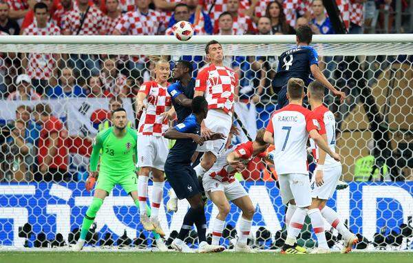 18. Minute: 1:0 Frankreich. Freistoß von Griezmann, Mandžukić verlängert per Kopf – Eigentor.