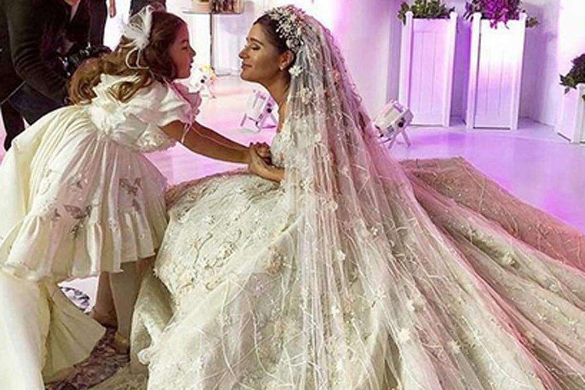 Gleich drei Kleider präsentierte die Braut ihren Gästen. Ein mit Edelsteinen besticktes Prinzessinnenkleid stammte aus dem amerikanisch-libanesischen Modehaus "Rami Kadi".  