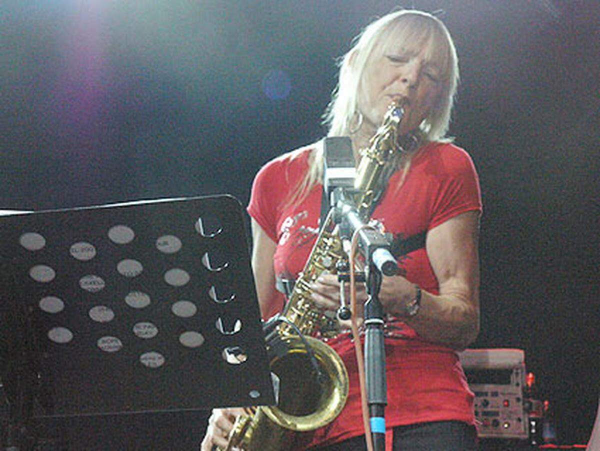 Verstärkung hatte sich die Formation von der Saxophonistin Barbara Thompson geholt, die Ehefrau des Gründers und Schlagzeugers der Band, Jon Hiseman.