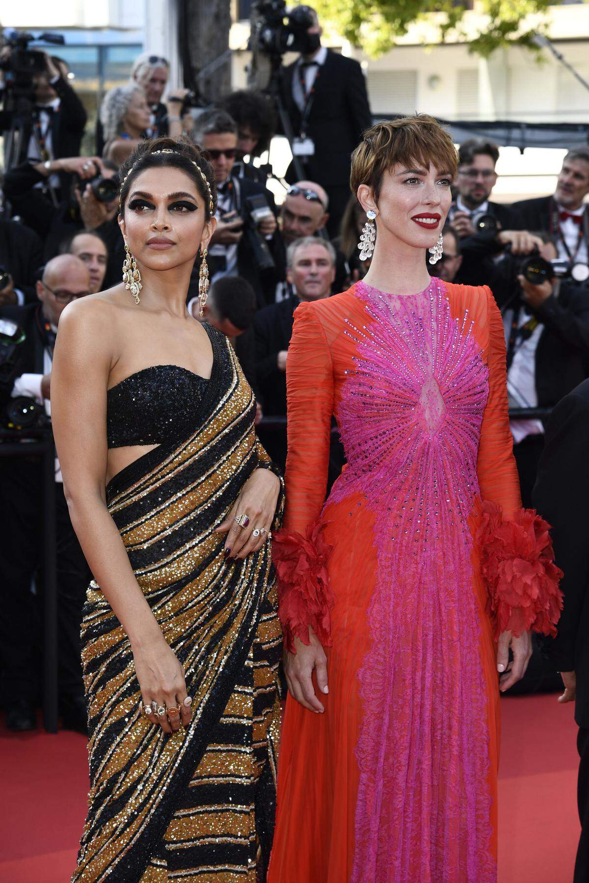 Bollywood-Schauspielerin Deepika Padukone in einem glitzernden Sari von Sabyasachi. Die britische Schauspielerin Rebecca Hall kam in einem zweifärbigen Kleid von Gucci, das eigens für sie angefertigt wurde.