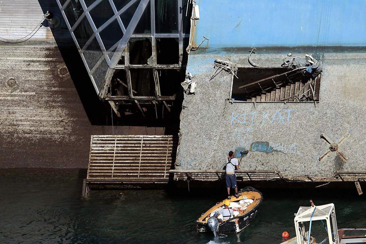 Die Arbeiter begutachteten die Schiffsteile, die das Meerwasser wieder freigab. Im Bild eine Ansicht des Oberdecks. Gut zu sehen ist die Linie, bis zu der das Wrack bis vor Kurzem unter Wasser lag.