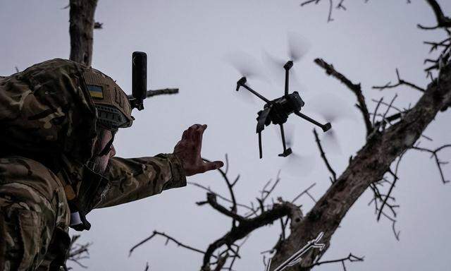 Eine ukrainische Vampir-Drohne wird nahe der verwüsteten Stadt Bachmut losgeschickt.