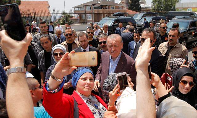 Selfie mit dem Präsidenten: Recep Tayyip Erdoğan bei der Stimmabgabe in Istanbul am Sonntag. 