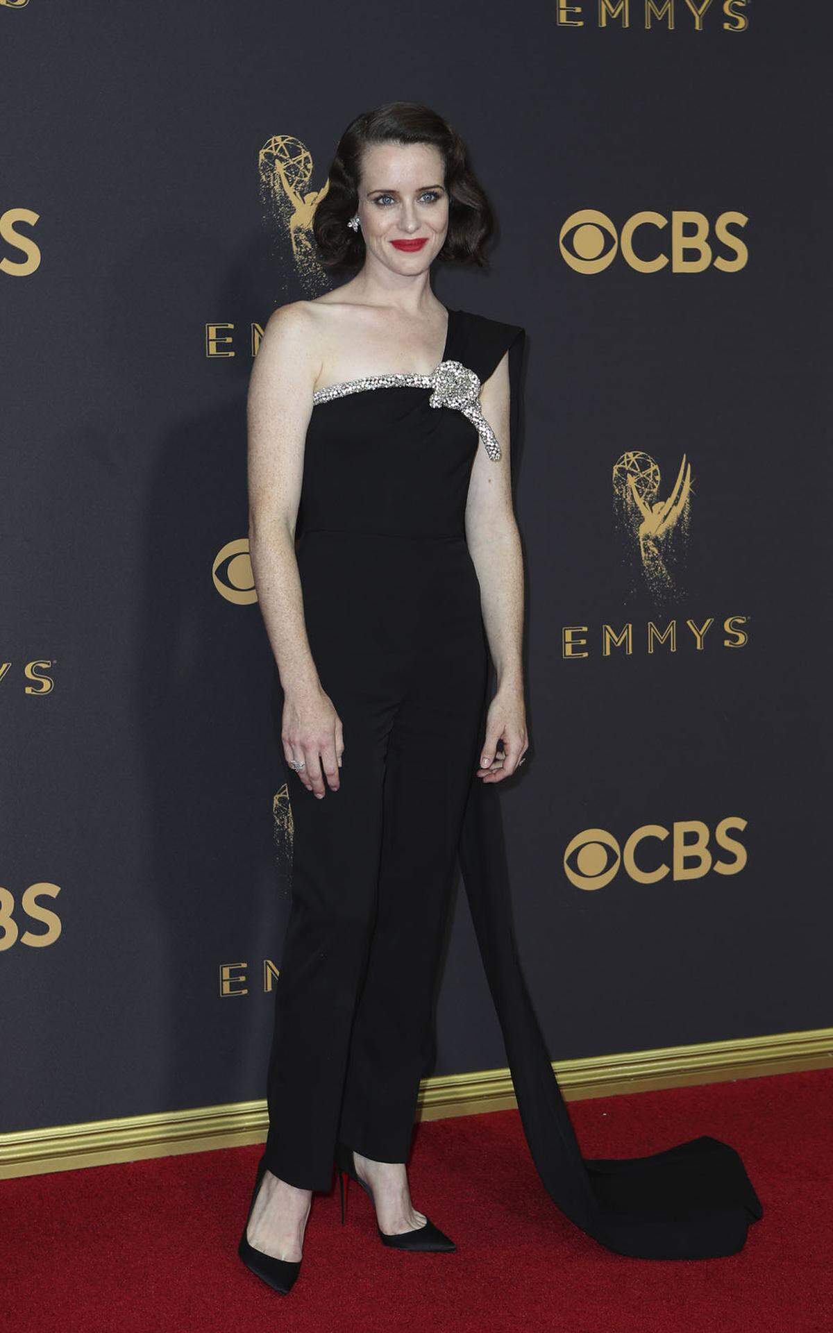 Claire Foy brachte in Oscar de la Renta Beinfreiheit auf den Emmy-Teppich.