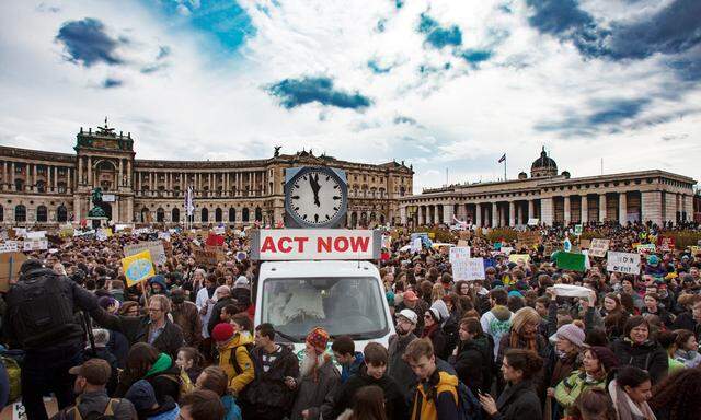 Kurz vor zwölf: Jeden Freitag demonstrieren Schüler, Lehrlinge und Studenten auf dem Wiener Heldenplatz für die Einhaltung des Pariser Klimaabkommens und eine radikale Umweltschutzpolitik.