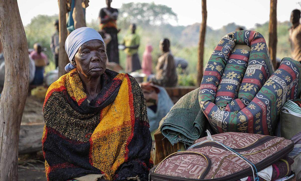 Nach 13 Jahren Krieg, Trockenheit, Flutkatastrophen und Hunger leben in dem nordostafrikanischen Staat fünf Millionen Menschen am Existenzminimum. Ende 2017 waren mehr als zwei Millionen Kinder von Hunger betroffen. Zudem beherbergt der bitterarme Staat fast eine halbe Million Flüchtlinge aus dem Südsudan. Im Vergleich zu ihrem Heimatland ist der Nachbarstaat ein sicherer Hafen. Doch viele Menschen im Sudan sehen sich aufgrund der humanitären Lage selbst zur Flucht gezwungen: 2,3 Millionen Sudanesen sind innerhalb der Landesgrenzen geflüchtet.