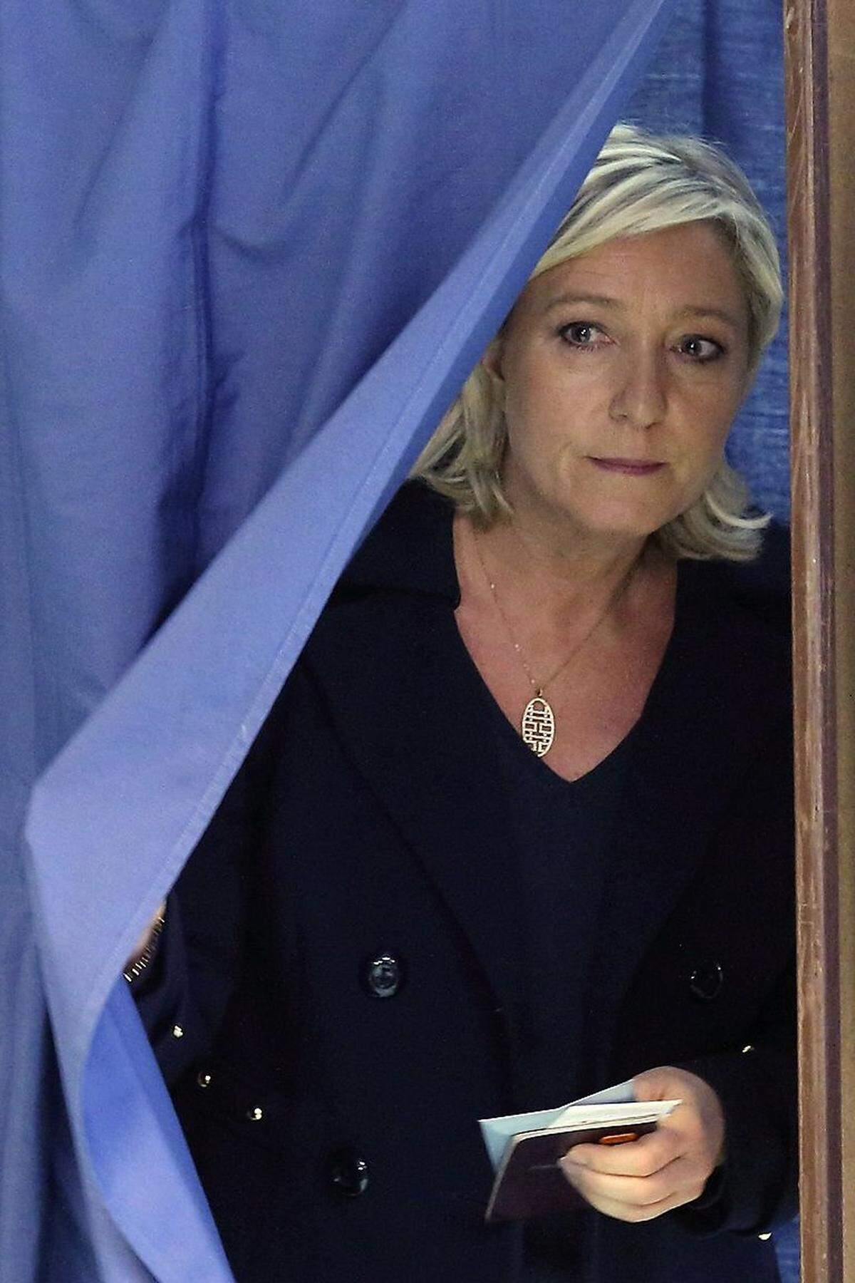 Parteichefin Marine Le Pen verglich im Dezember 2010 bei einer Rede in Lyon die Gebete von Moslems auf offener Straße mit der Besetzung Frankreichs durch das nationalsozialistische Deutschland. Die Staatsanwaltschaft leitete daraufhin ein Verfahren wegen „Aufstachelung von Hass“ ein. Das Europaparlament hob ihre Immunität auf.