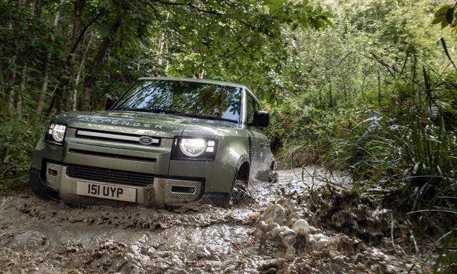 Der neue Land Rover Defender, hier durchaus in seinem Element. Der Hersteller kämpft hingegen, um wieder auf die Erfolgsspur zu finden.