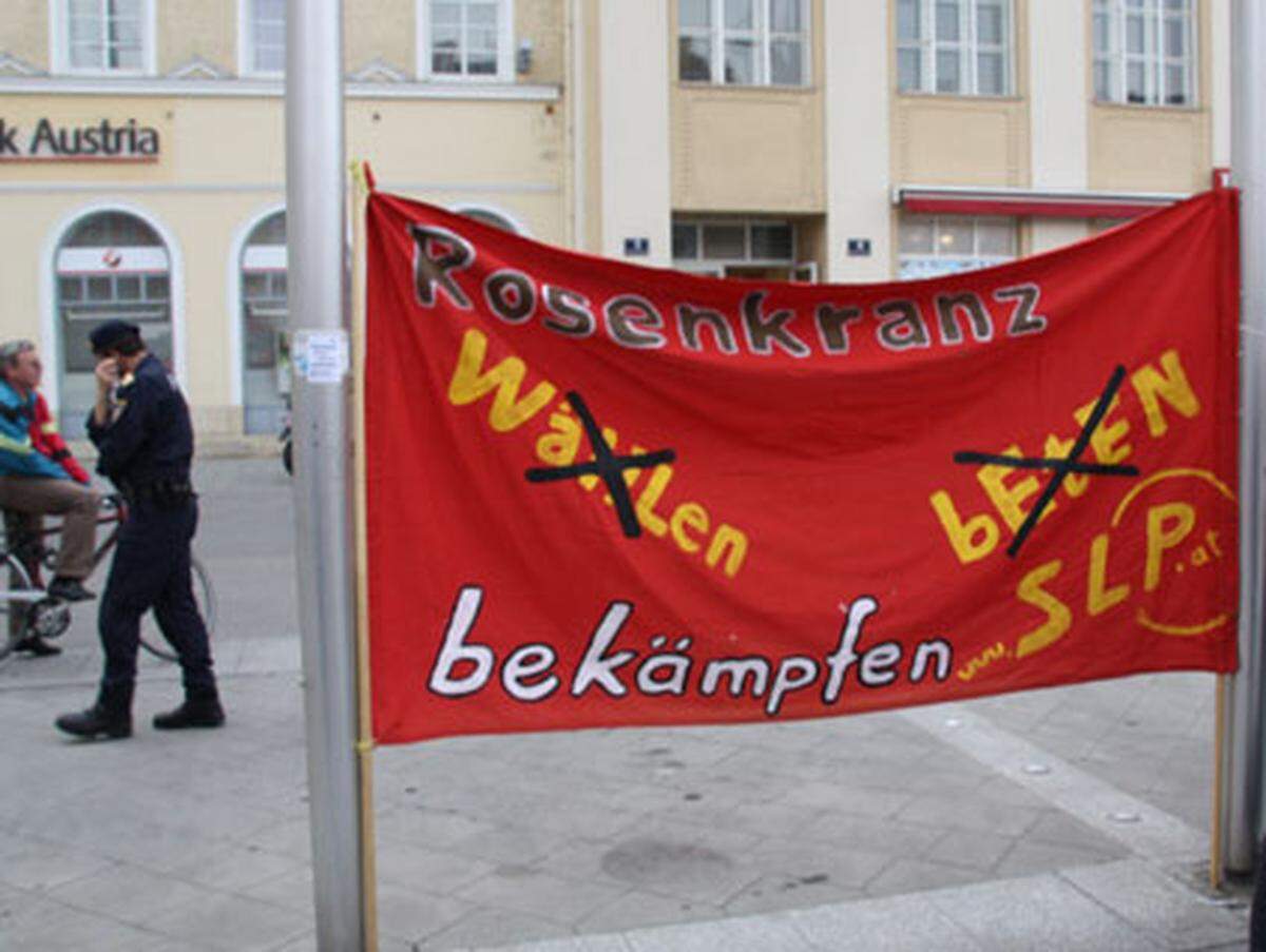 Nur wenige Meter entfernt auf dem Rathausplatz von St. Pölten das Kontrastprogramm: Rund 300 Menschen demonstrieren unter dem Motto "Nulltoleranz der Intoleranz" gegen Rosenkranz.