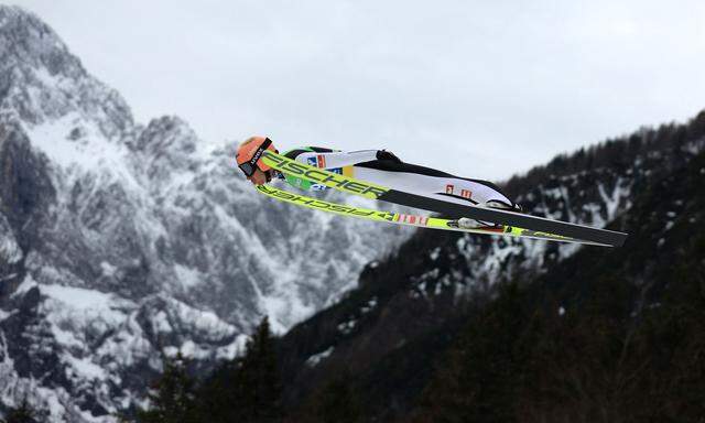 Für Stefan Kraft ist es die dritte Skiflug-Kristallkugel im Skifliegen.