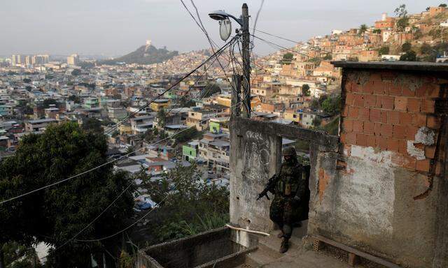 Soldaten ziehen auch in den Krieg gegen die Banden in den Favelas.