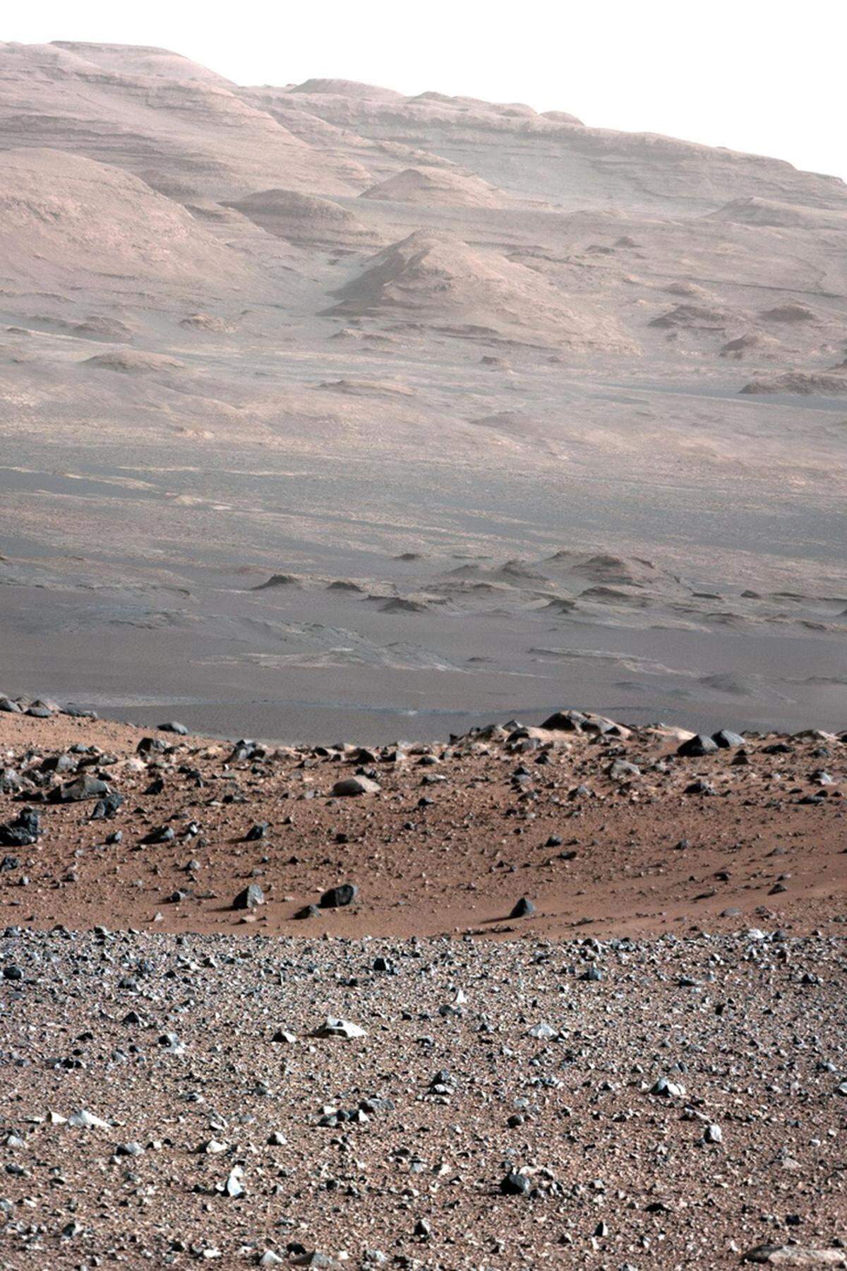 Sie zeigen im Hintergrund das Primärziel von Curiosity, den 5,5 km hohen, äquatornahen Aeolis Mons (auch: Mount Sharp), sein Kamm ist etwa 16 Kilometer entfernt.