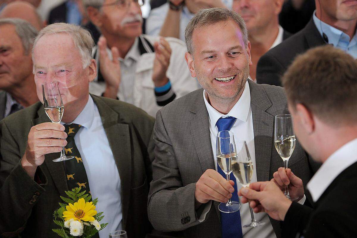 Die AfD wird Hochrechnungen zufolge in Mecklenburg-Vorpommern zweitstärkste Kraft hinter der SPD und lässt damit erstmals in einem Bundesland die CDU hinter sich. In zwei Wochen dürfte mit dem Berliner Abgeordnetenhaus der Einzug in das zehnte Landesparlament folgen.