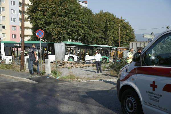 Der Zusammenstoß zwischen einem Zug und einem Bus der Graz Linien hat Dienstagfrüh ein Todesopfer gefordert. &gt;&gt;&gt; Zum Bericht