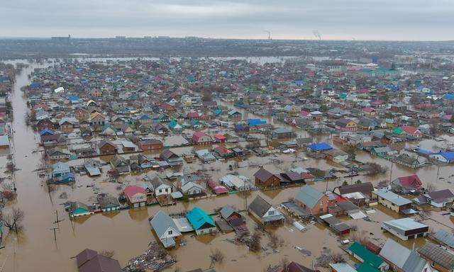 Ein Überblick über die vom Hochwasser betroffene Altstadt von Orsk. 