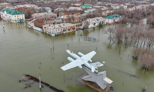 Land unter: Das Zentrum samt Gagarin-Platz der Stadt Orsk steht völlig unter Wasser.