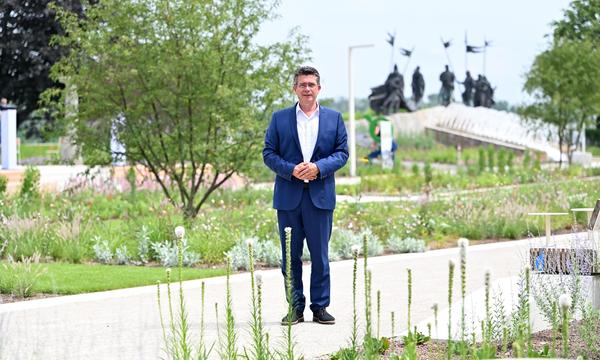 Einen riesigen Parkplatz in eine Grünoase umzuwandeln, „war eine mutige Entscheidung“: Bürgermeister Peter Eisenschenk sieht sich selbst als Pionier. 