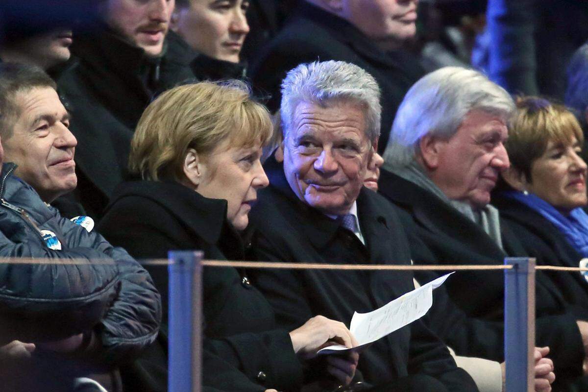Gemeinsam mit ihrem Ehemann, Joachim Sauer, nimmt Angela Merkel an der Feier teil. Und auch der Joachim Gauck, Deutschlands Bundespräsident, ist zugegen.