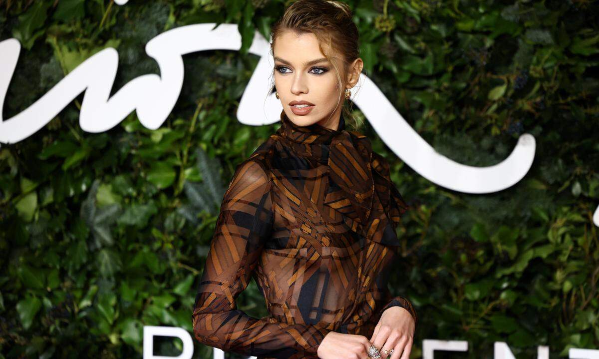 Model Stella Maxwell in einem transparenten Kleid von Saint Laurent.