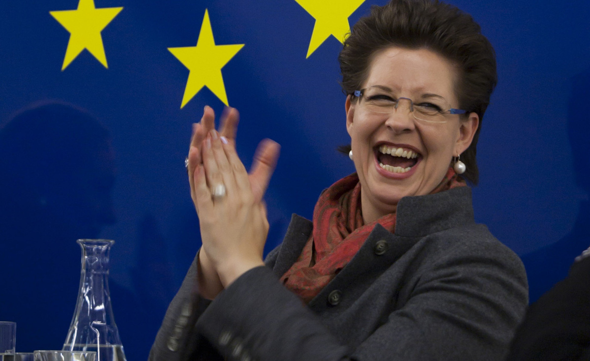 Vom Radio-Morgentermin bis zum nächtlichen Discobesuch: Christine Marek erfüllt an diesem Tag ein Monsterprogramm - und wechselt dabei ständig die Rollen. Einmal ist sie Staatssekretärin Marek, dann wieder ÖVP-Spitzenkandidatin Marek, einmal ganz bewusst die (Karriere)Frau Marek und zum Schluss sogar die "FPÖ-Kandidatin Marek".