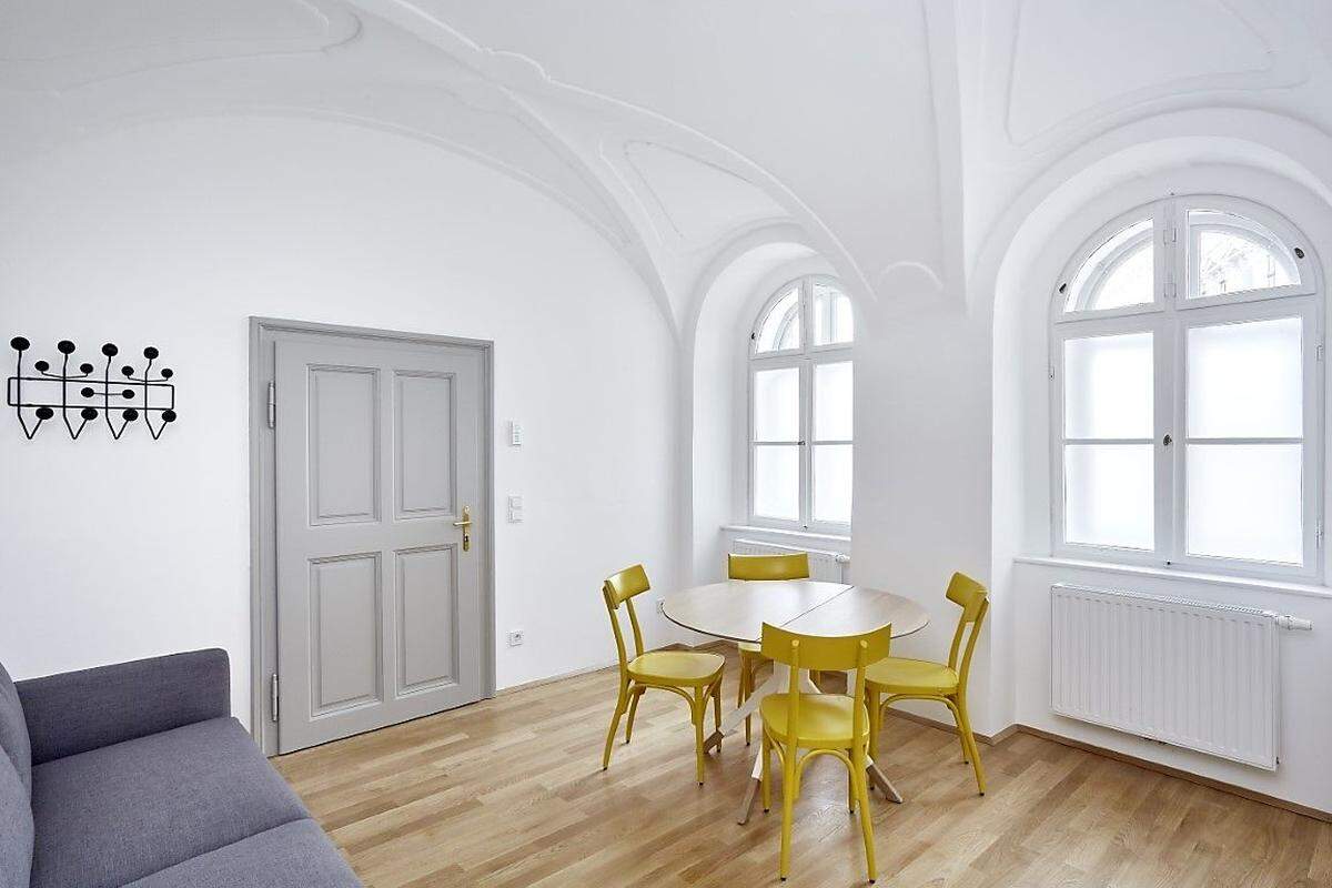 Das Haus von innen: Blick in die Erdgeschoßwohnung mit Gewölbe. Die Innenfenster sind beschichtet, um die Bewohner vor neugierigen touristischen Blicken zu schützen. 