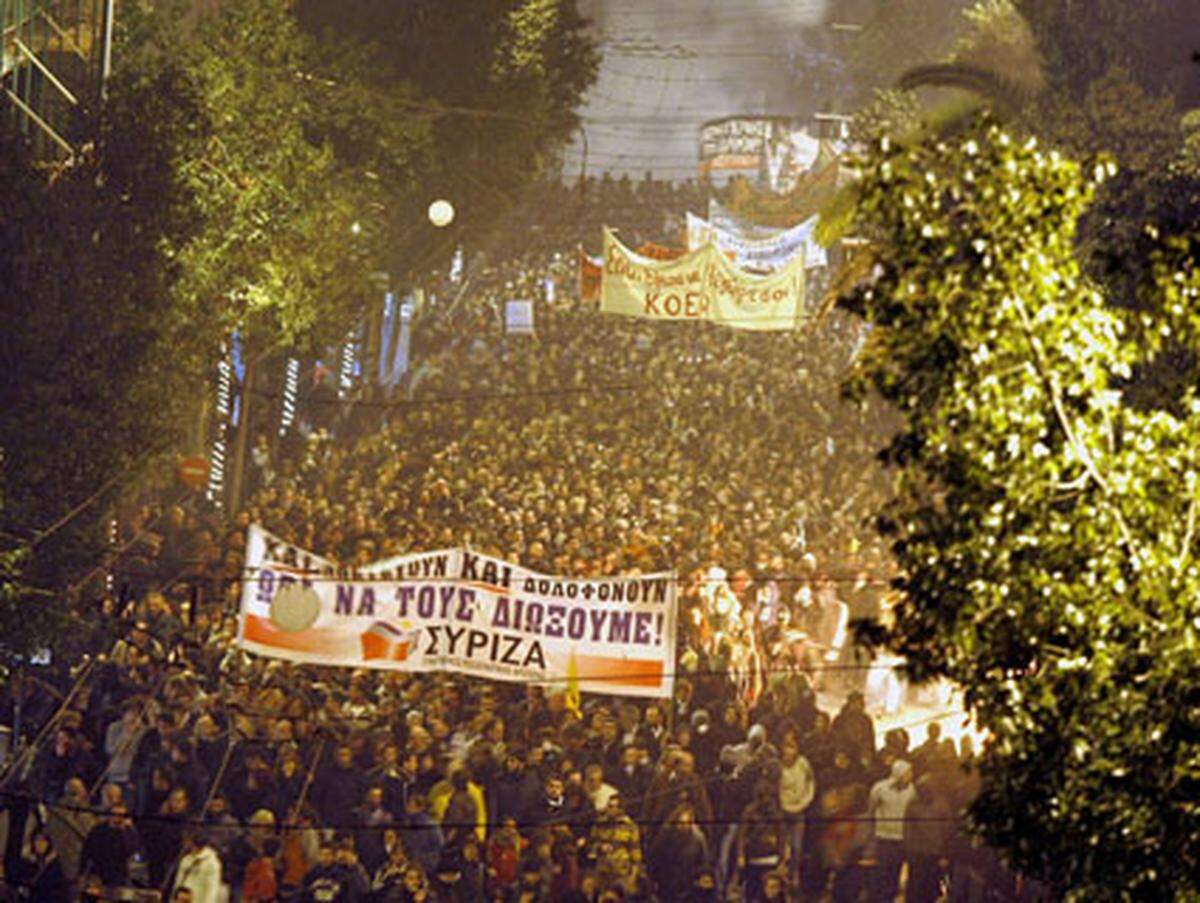 Unter dem Motto "Time to throw them out - Zeit sie hinaus zu schmeißen" forderten Tausende die Regierung zum Rücktritt auf. Der folgte auch - allerdings erst im Oktober 2009, als die regierende Nea Dimokratia die Wahl verlor.