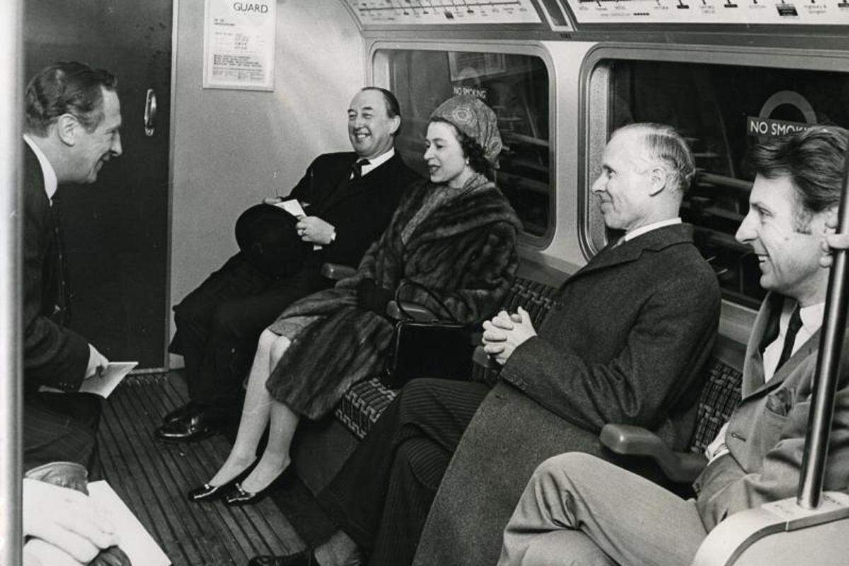 Gefolgt wurde oft dem Straßenverlauf. Hunderte Menschen wurden gezwungen, ihre Häuser zu verlassen. Gegen Ende des 19. Jahrhunderts begann man, unter der Erde Tunnel zu graben - und öffnete damit ungeahnte Möglichkeiten zur Erweiterung des Netzes.Im Bild: Queen Elizabeth II. eröffnet die Victoria Line im Jahr 1969.