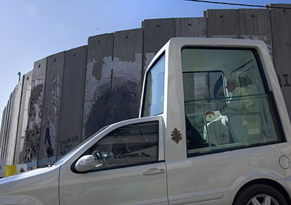 Der Papst ging beim Besuch eines Flüchtlingslagers auch auf die Sperranlage ein, die Israel zum Westjordanland errichtet hat. Die Mauer sei eine Erinnerung an den Stillstand in den Beziehungen zwischen Israel und den Palästinensern.