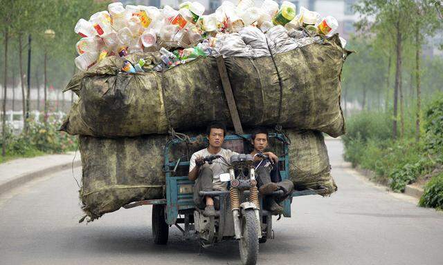 Migranten aus der Provinz sammeln recycelbare Materialien und verkaufen sie zur Weiterverarbeitung. Doch der illegale Sektor gerät unter Druck.