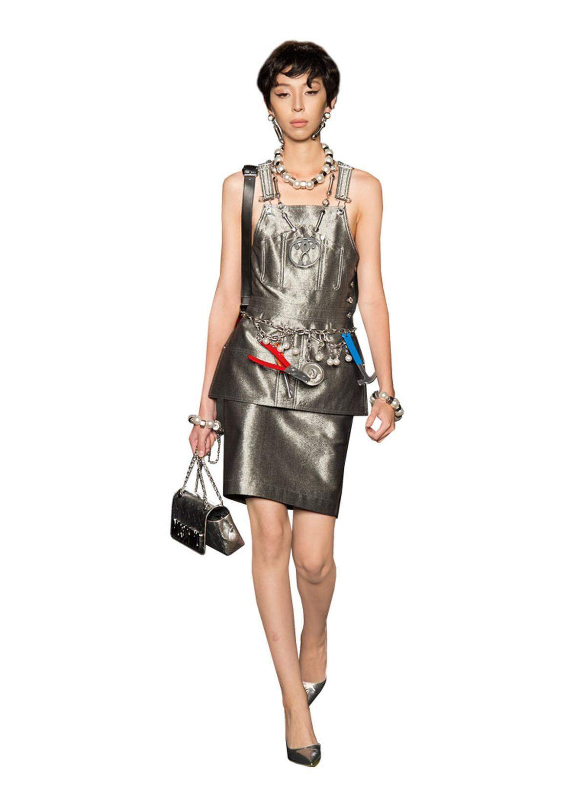 Damenlook von Moschino, www.moschino.com.  