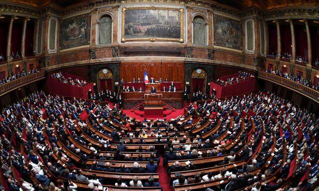 Der Präsident Frankreichs, Emmanuel Macron, zitierte die Abgeordneten zu einer Ansprache nach Versailles.