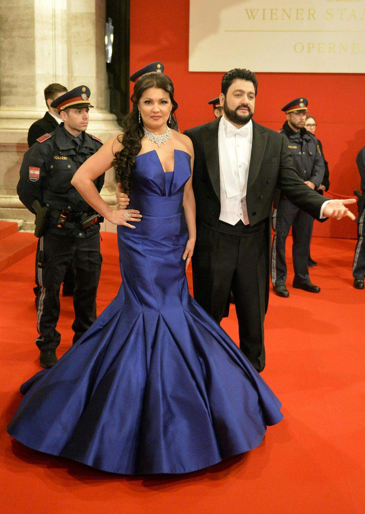 Opern-Diva Anna Netrebko in blauer Robe mit Meerjungfrauen-Silhouette von Rubin Singer. Die Starsopranistin eröffnete den Ball zusammen mit ihrem Ehemann Yusif Eyvazov.