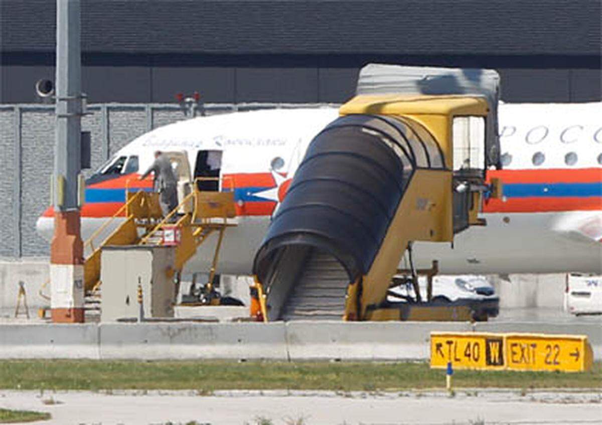 Über eine überdachte Gangway werden die Agenten aus den Flugzeugen geschleust. Schwarze Vans bringen sie zur jeweils anderen Maschine.