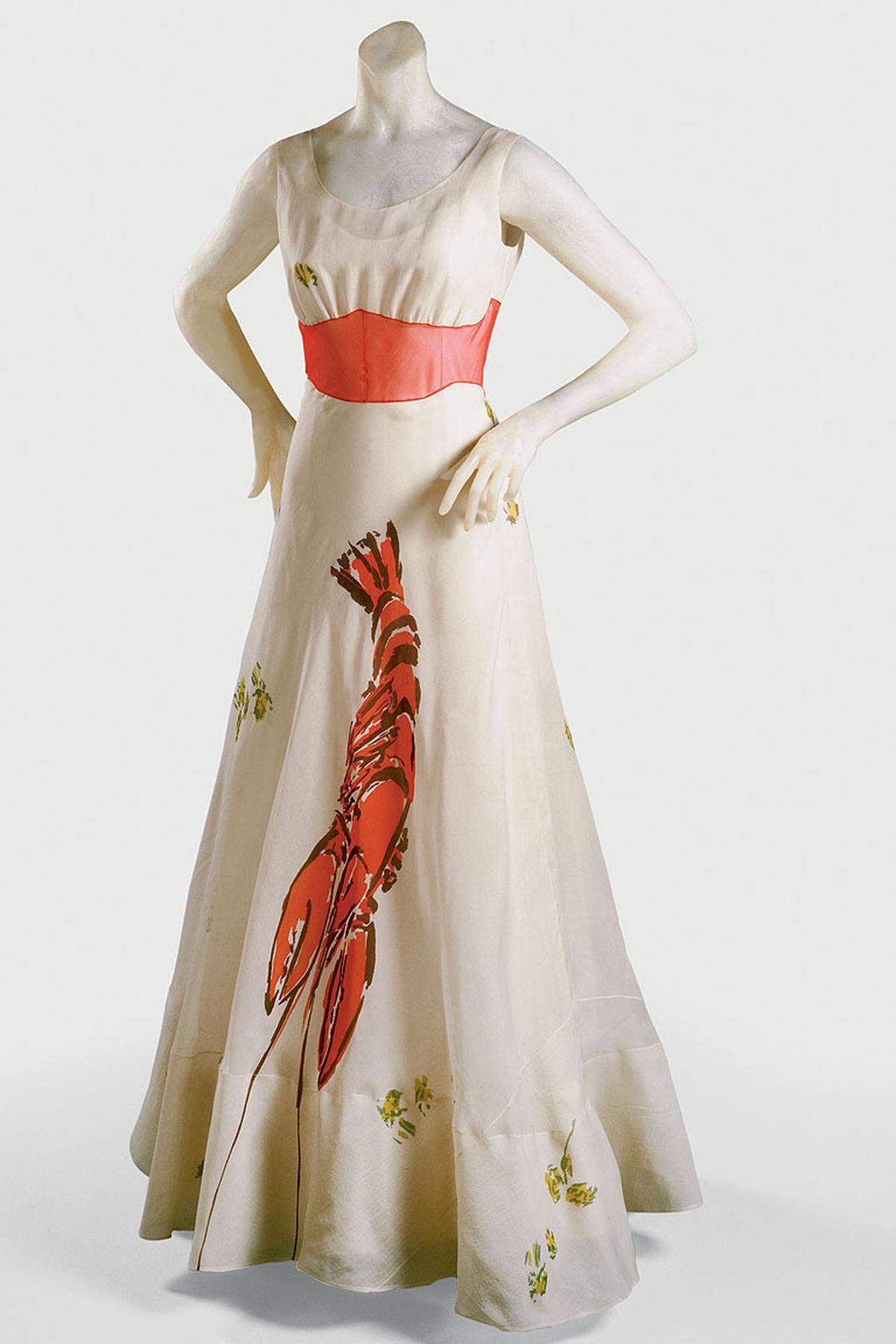 Da sind die Surrealisten, die mit Modeschöpfern eng zusammenarbeiteten - ausgestellt ist das "Hummerkleid" von Elsa Schiaparelli, das sich direkt auf Dalis "Hummertelefon" bezieht.Elsa Schiaparelli &amp; Salvador Dalí Woman's Dinner Dress