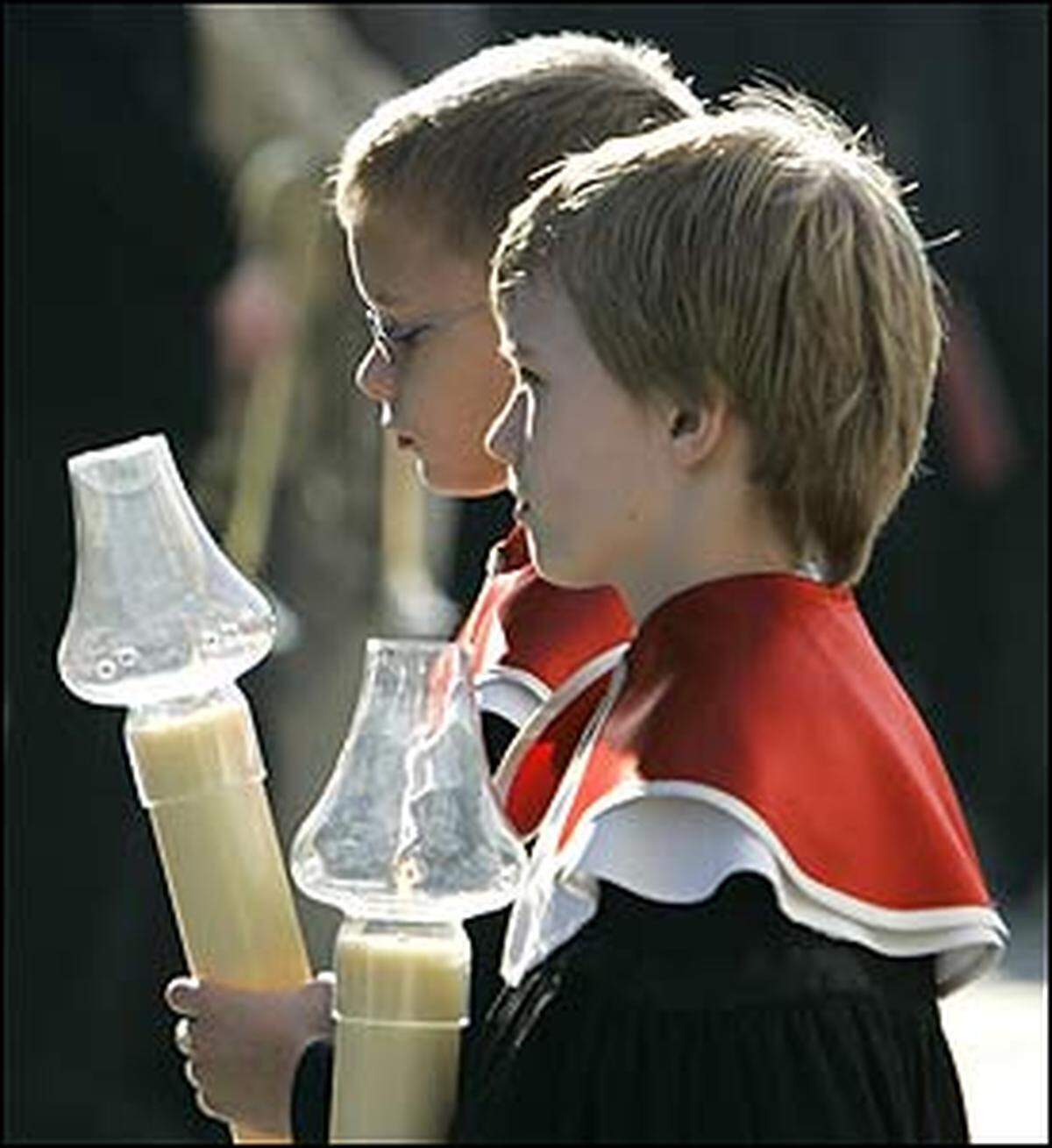 Das Gedenken an die Kinder von Bethlehem, die König Herodes ermorden ließ, um damit auch den neugeborenen Messias zu töten, wird am 28. Dezember begangen. Am Vormittag ziehen Kinder von Haus zu Haus und wünschen beim so genannten "Pisnen" oder "Tschappen" mit Zweigen oder Ruten Gesundheit und Glück im neuen Jahr.