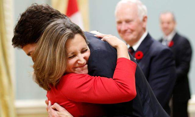  Premier Trudeau gratuliert seiner neuen Außenministerin, Chrystia Freeland. Die 48-Jährige hat als Handelsministerin bereits Kontakte zu Trump-Beratern aufgebaut.