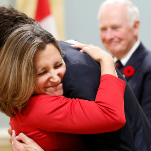  Premier Trudeau gratuliert seiner neuen Außenministerin, Chrystia Freeland. Die 48-Jährige hat als Handelsministerin bereits Kontakte zu Trump-Beratern aufgebaut.