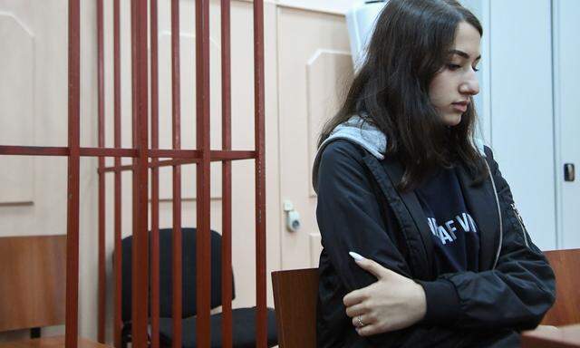 Die jüngste der drei Schwestern, Maria, bei einer Anhörung in Moskau.