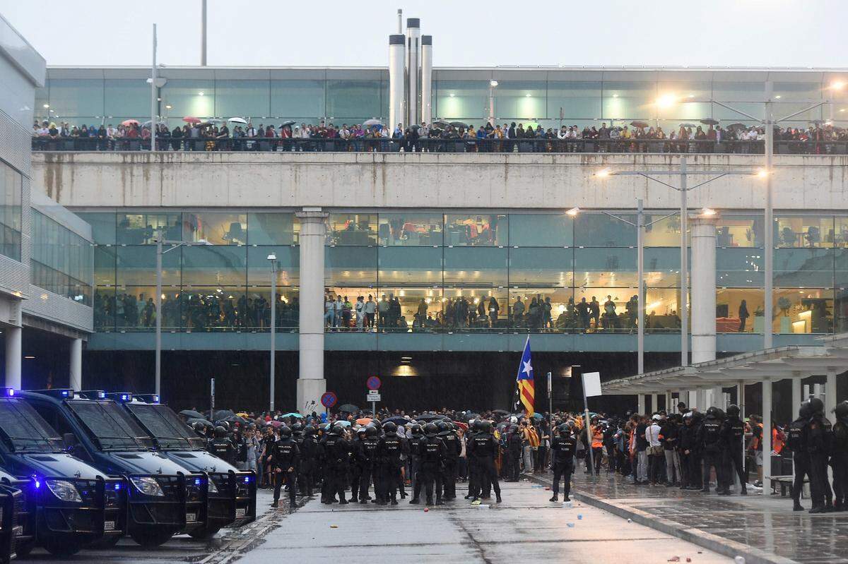 Zu den Zusammenstößen kam es, als Demonstranten eine Polizeiabsperrung vor dem Flughafen durchbrechen wollten. Neben Schlagstöcken hätten die Sicherheitskräfte auch Schaumgeschosse eingesetzt, um die Situation unter Kontrolle zu bekommen, so das spanische Fernsehen. 