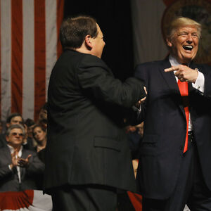 Inszenierungen sind Teil des politischen Spektakels. Hier lacht US-Präsident Donald Trump mit dem kubanischen Violinisten Luis Haza in Miami von der Bühne.